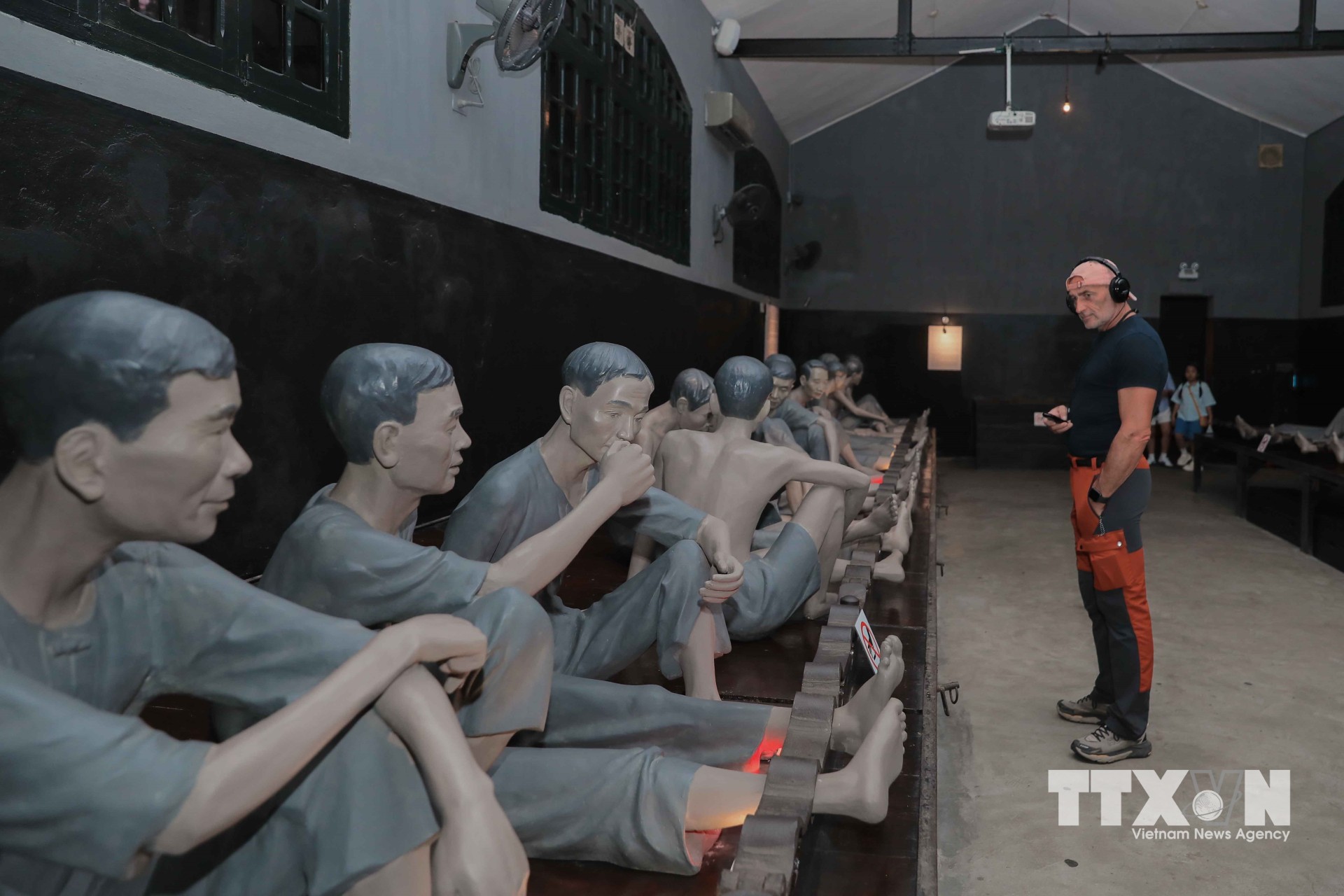 Hệ thống Audio Guide triển khai từ năm 2019 với nhiều câu chuyện kể đa ngôn ngữ giúp du khách chủ động trải nghiệm không gian trưng bày Nhà tù Hỏa Lò một cách chân thực và tiện lợi nhất. (Ảnh: Phan Phương/TTXVN)
